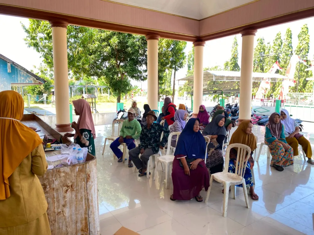 Kegiatan Posyandu di balai desa munungkerep. Para lansia antusias untuk pengecekan darah & urin!