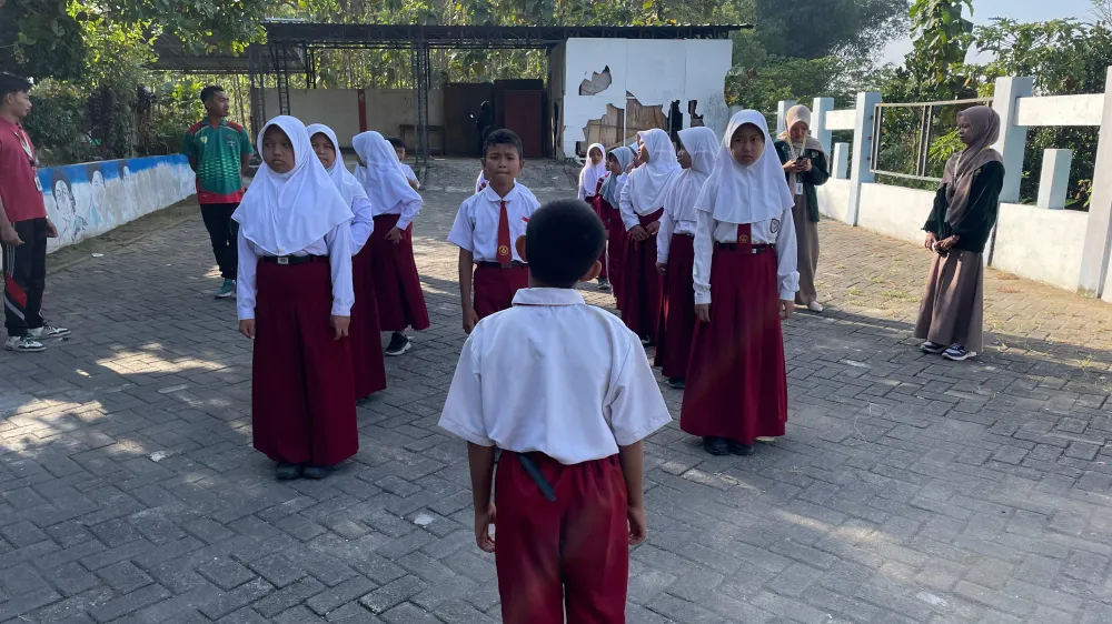 Semarak Kemerdekaan: Mahasiswa KKN Gelar Pelatihan Gerak Jalan untuk Siswa SDN 3 Munungkerep!