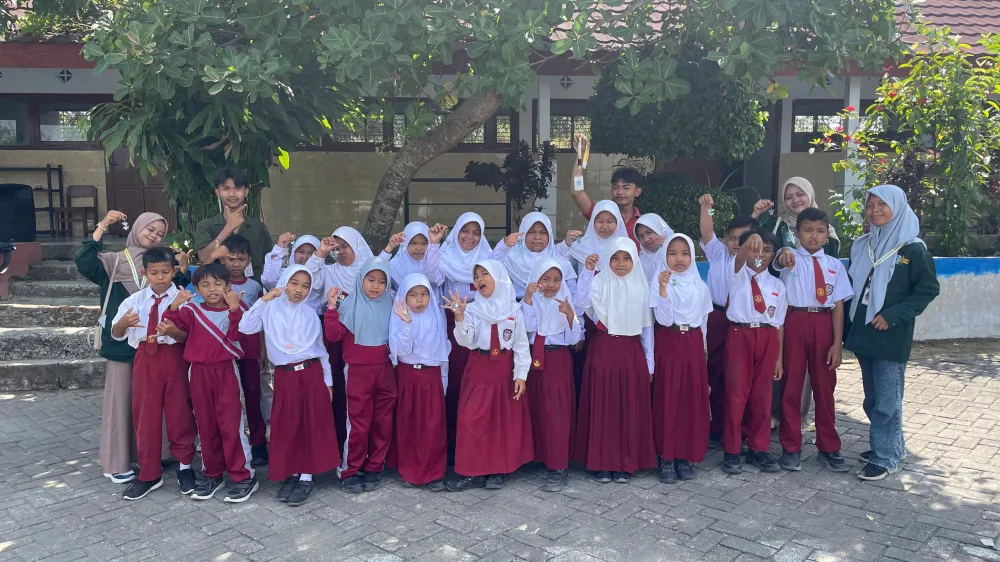 Tingkatkan Kreativitas Siswa, Mahasiswa KKN Divisi Pendidikan Gelar Program Kerja Pembuatan Gantungan Kunci di SDN 3 Munungkerep!