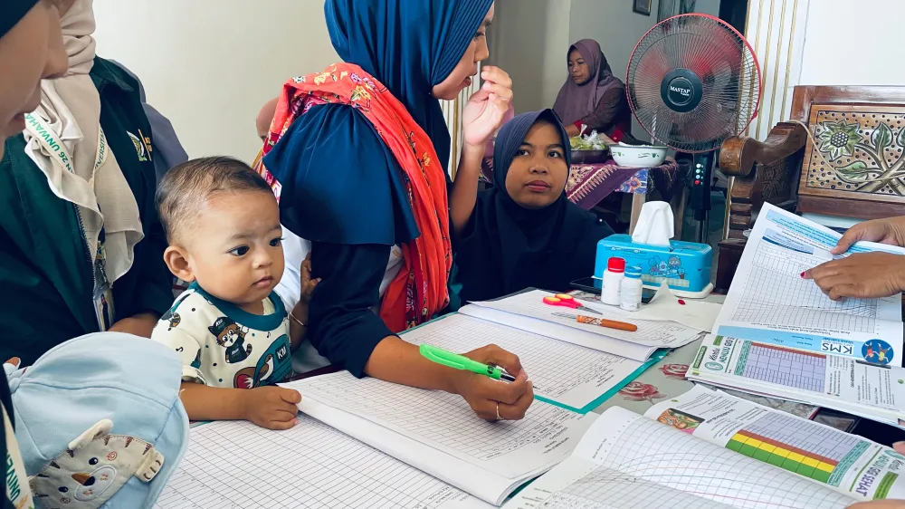 Dukung Tumbuh Kembang Anak, Mahasiswa KKN Dampingi Kegiatan Posyandu Balita di Dusun Karang Gebang!