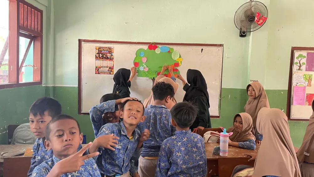 Tingkatkan Minat Literasi dan Kreativitas, Mahasiswa KKN Ajak Siswa SDN 2 Munungkerep Buat Mading Kelas!